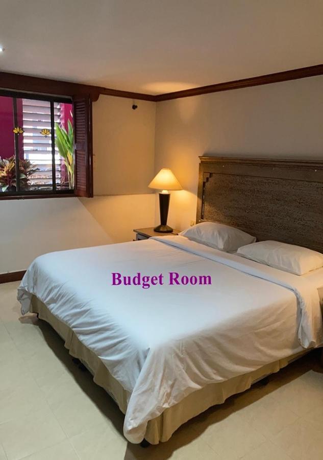 Hotel Le Tanjong House Patong Esterno foto
